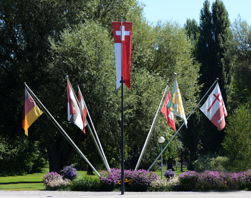 Ein Fahnenmast mit den Wappen von Kreuzlingen und den umgebenden Anrainern – ein vernetzter Standort